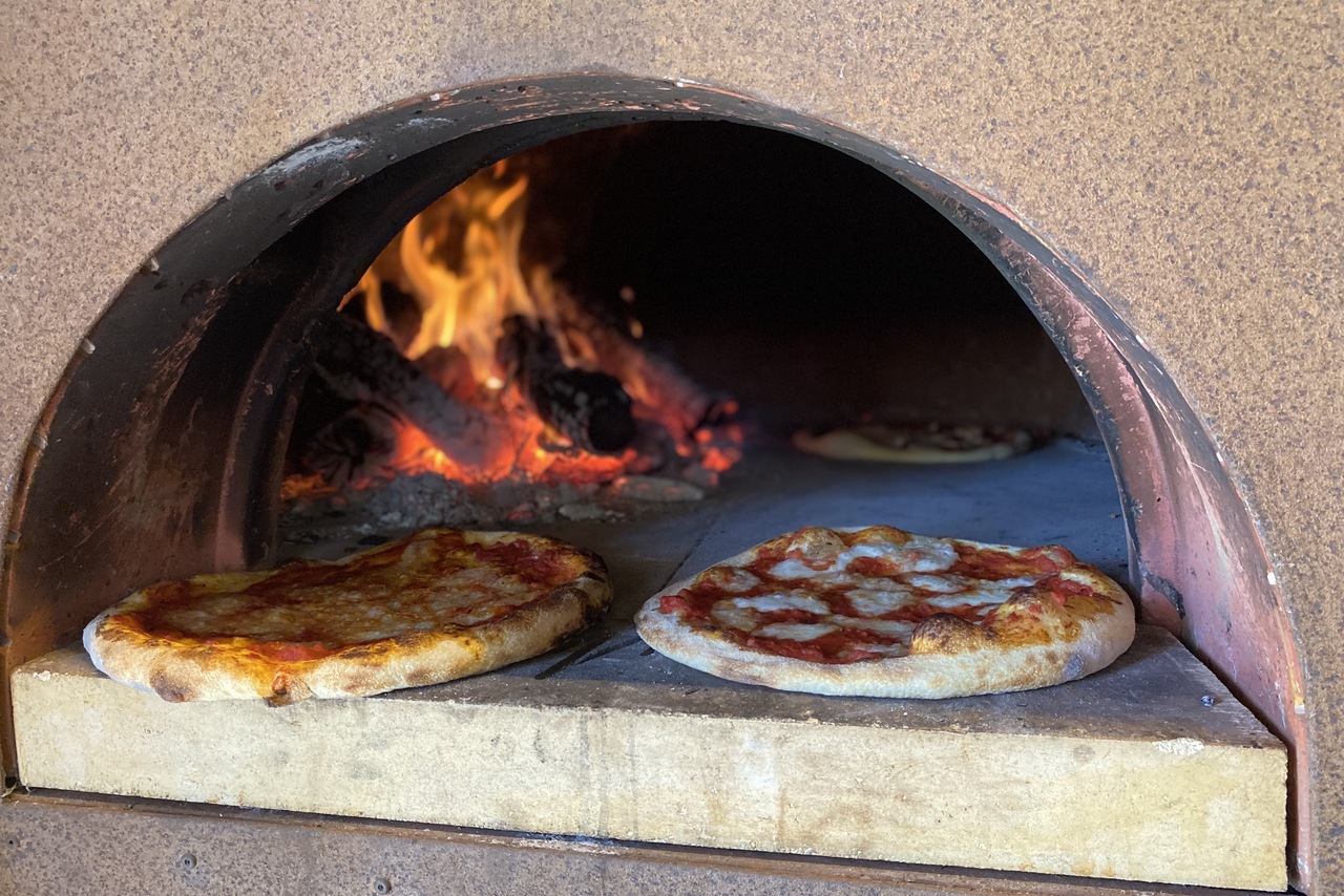 Pizza party with wooden oven on delivery 1
