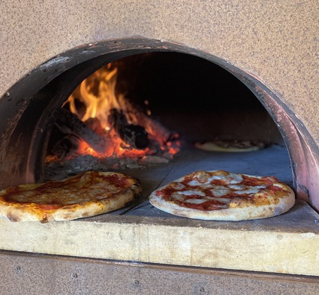 Pizza party with wooden oven on delivery 1